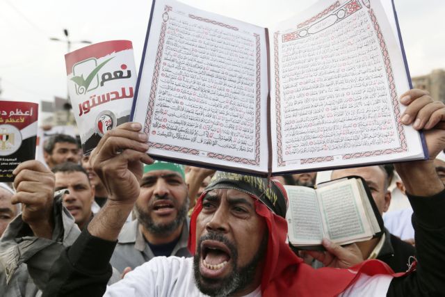 Υποστηρικτές και επικριτές του Μόρσι στους δρόμους του Καΐρου λίγο πριν το δημοψήφισμα